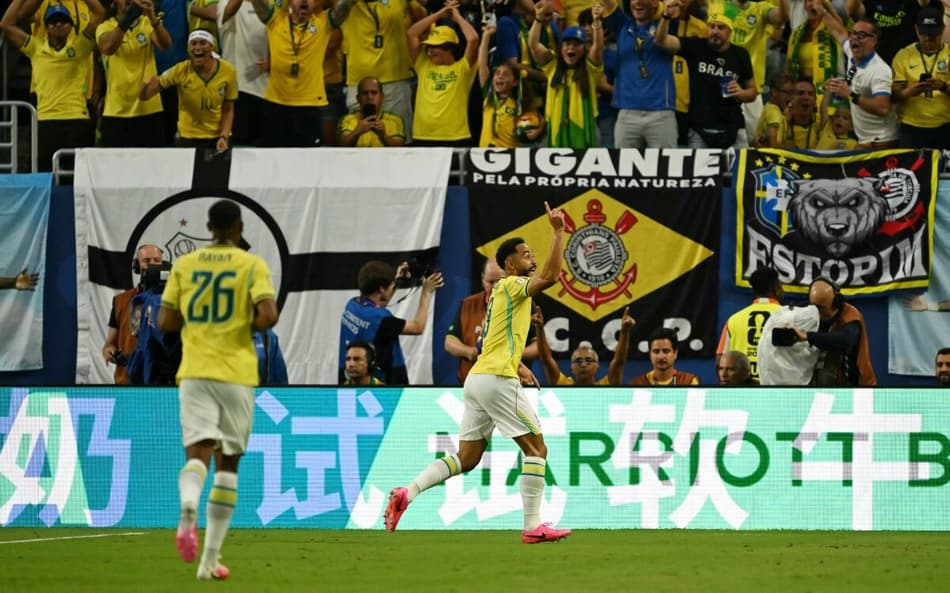 Matheus Cunha comemora o terceiro gol do Brasil sobre a Escócia