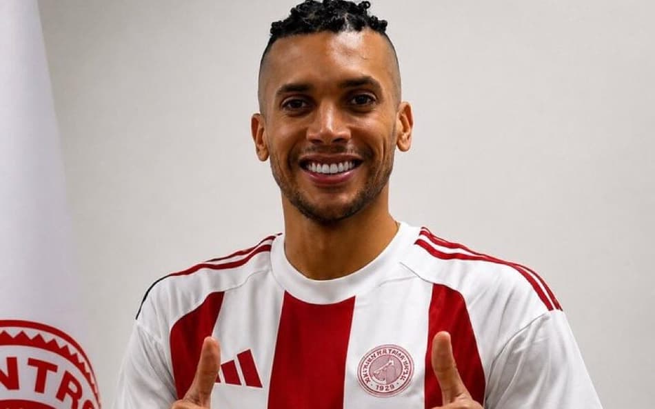 Matheus Dória com camisa de time turco