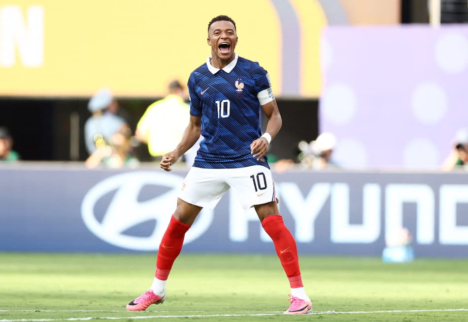 Mbappé comemora o segundo gol dele na vitória da França sobre a Suécia