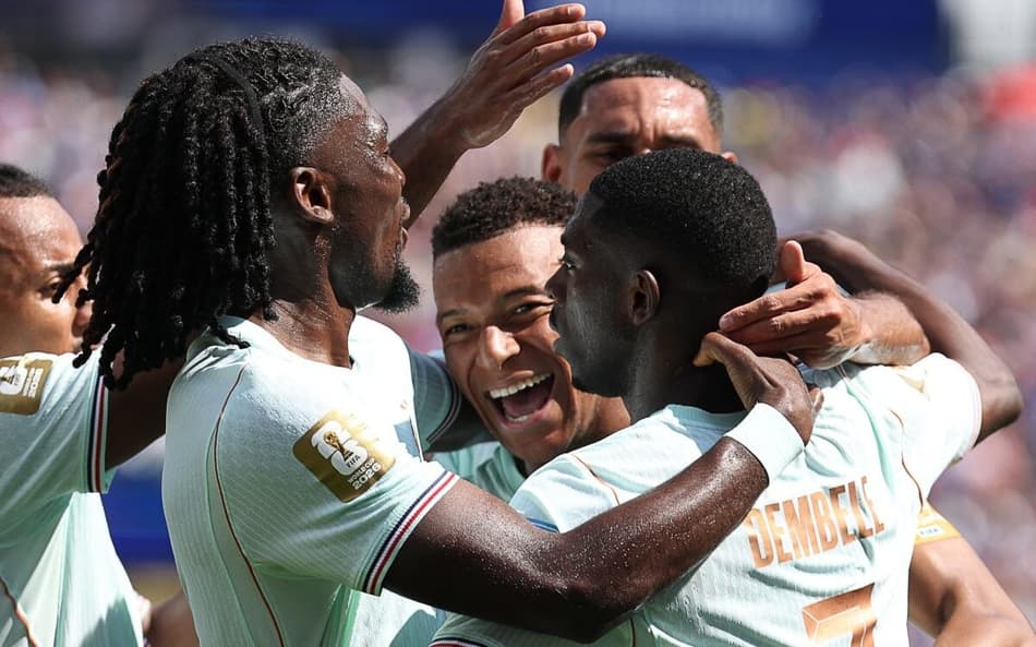 Mbappé comemora um dos gols de Dembelé contra a Noruega