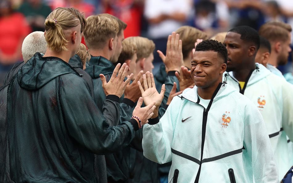 Mbappé cumprimenta Haaland antes de França x Noruega na Copa do Mundo