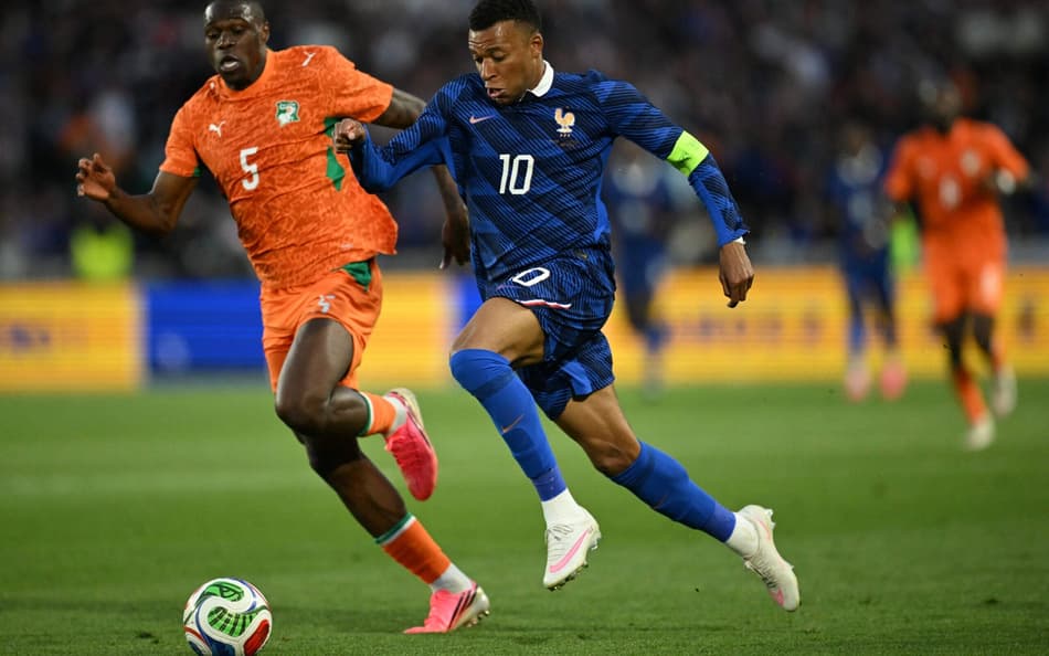 Mbappé e Singo disputam bola em amistoso entre França e Costa do Marfim antes da Copa do Mundo (Foto: Loic Venance/AFP)