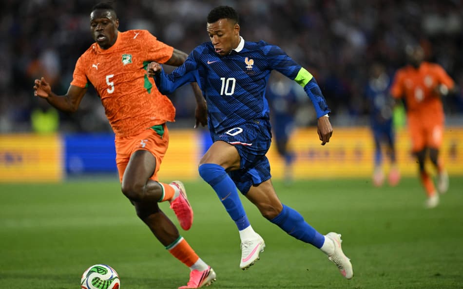 Mbappé e Singo disputam bola em amistoso entre França e Costa do Marfim antes da Copa do Mundo (Foto: Loic Venance/AFP)