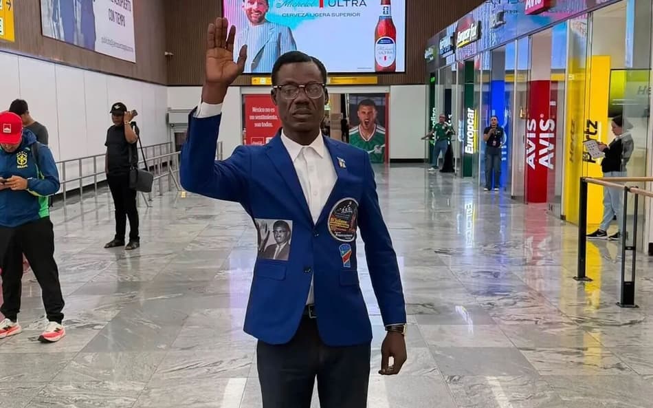 Mboladinga durante chegada ao México (reprodução Instagram)