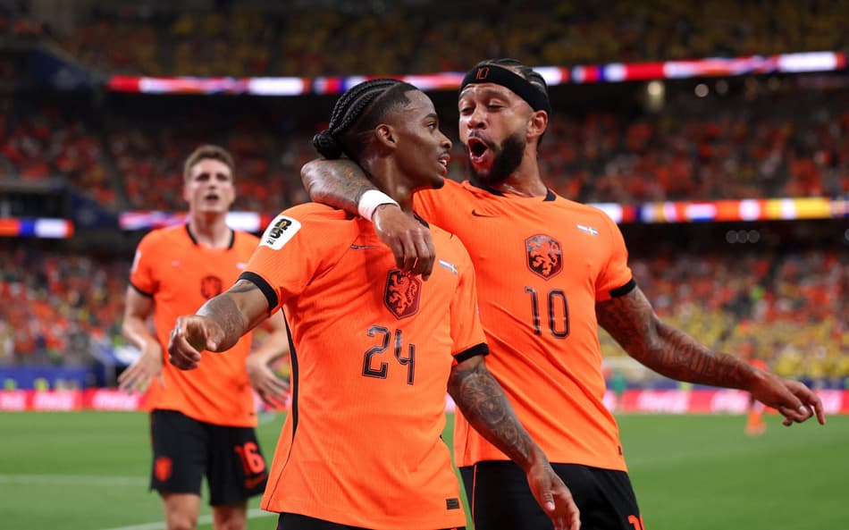 Memphis abraçado a Summerville, comemorando o 5º gol da Holanda na goleada contra a Suécia, na Copa do Mundo