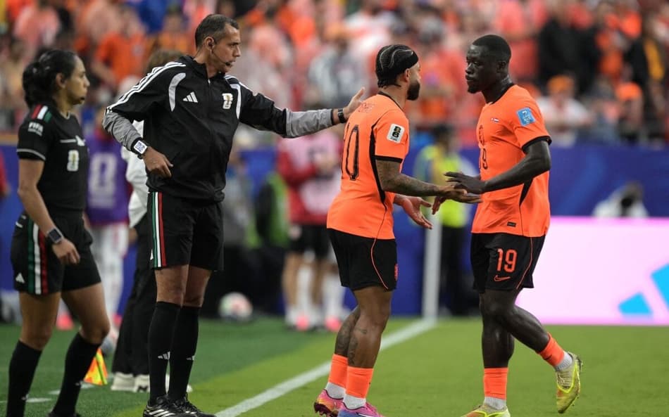 Memphis Depay entrou no segundo da partida entre Holanda e Tunísia na Copa do Mundo. ((Foto: Juan MABROMATA / AFP)