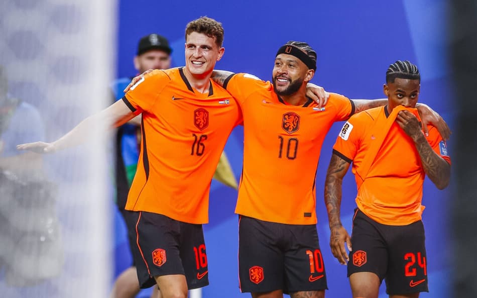 Jogadores da Holanda comemoram gol marcado