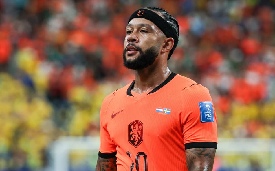 Memphis olha para frente durante partida da Holanda