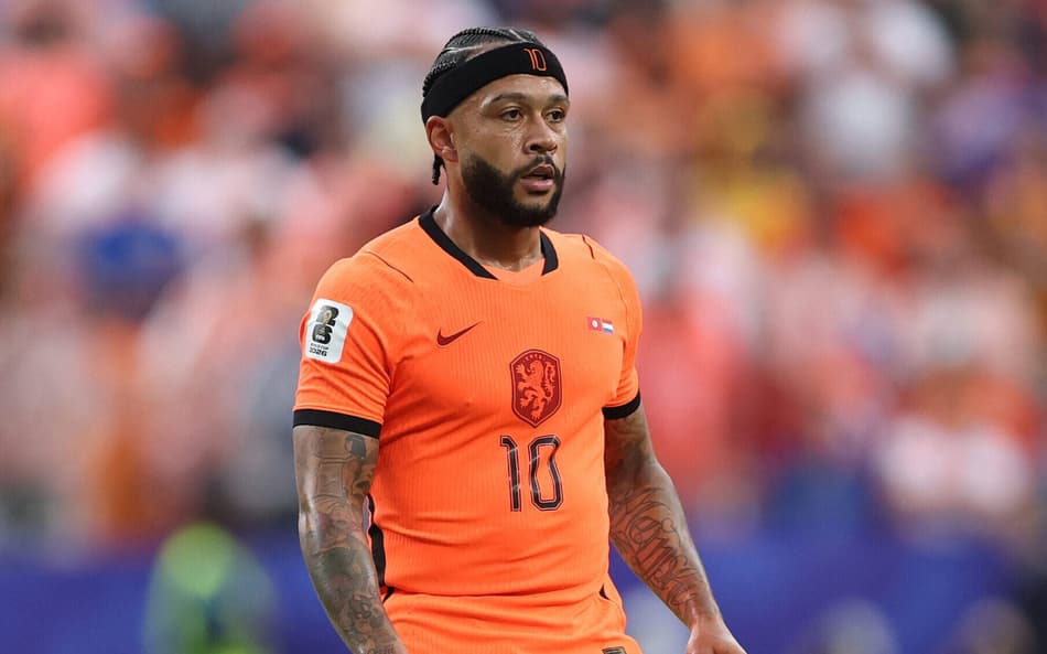Memphis Depay olhando para frente em jogo da Holanda