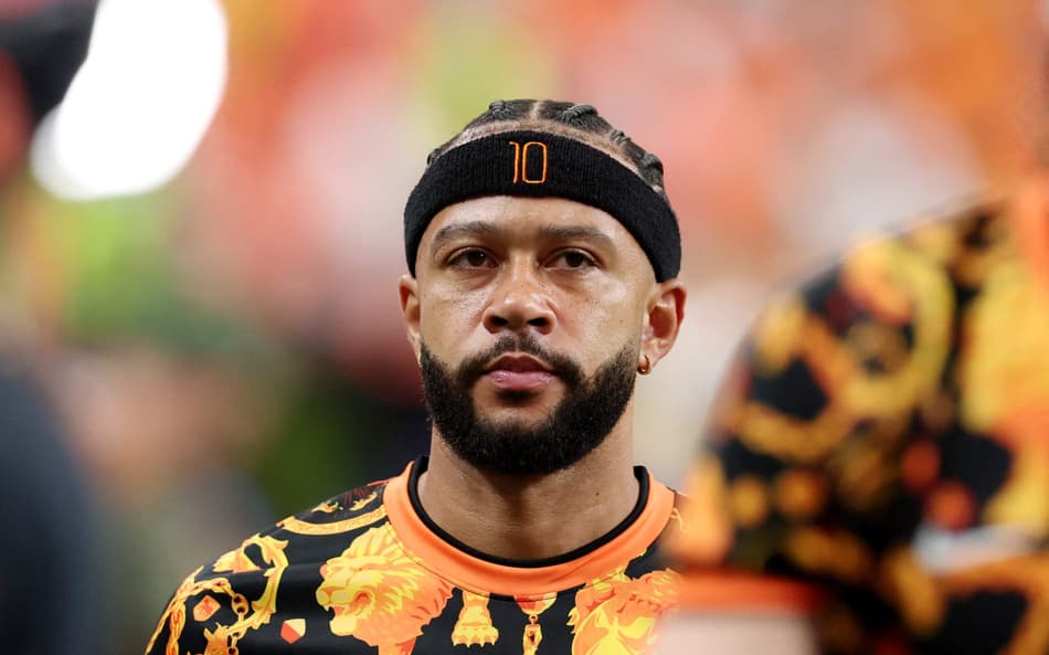 Memphis Depay olhando para frente em jogo pela Holanda
