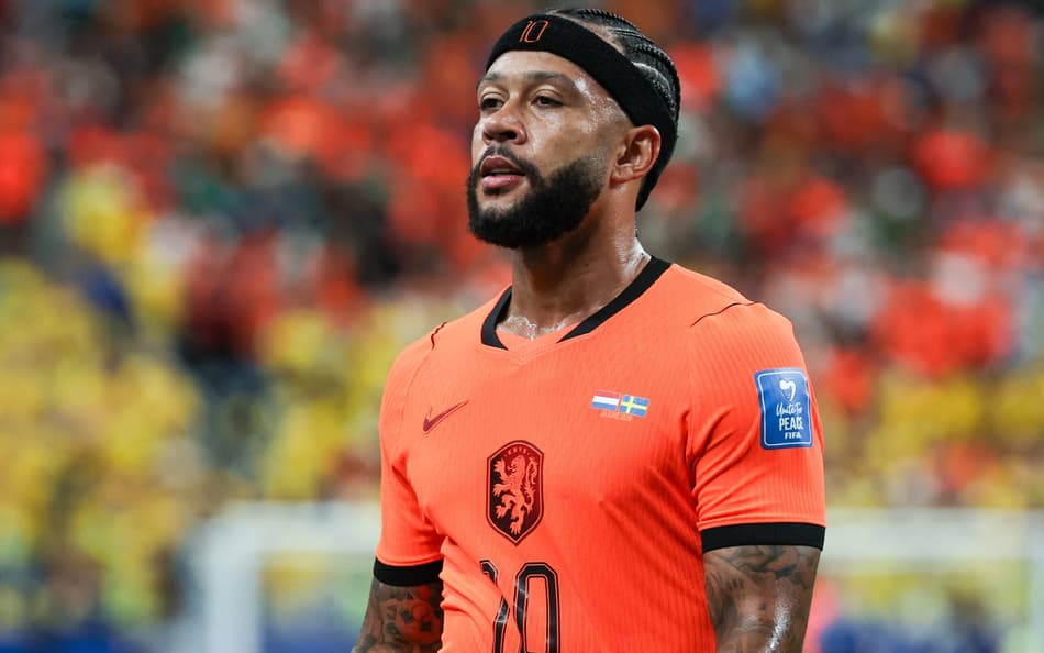 Memphis Depay com a camisa da Holanda olhando para frente