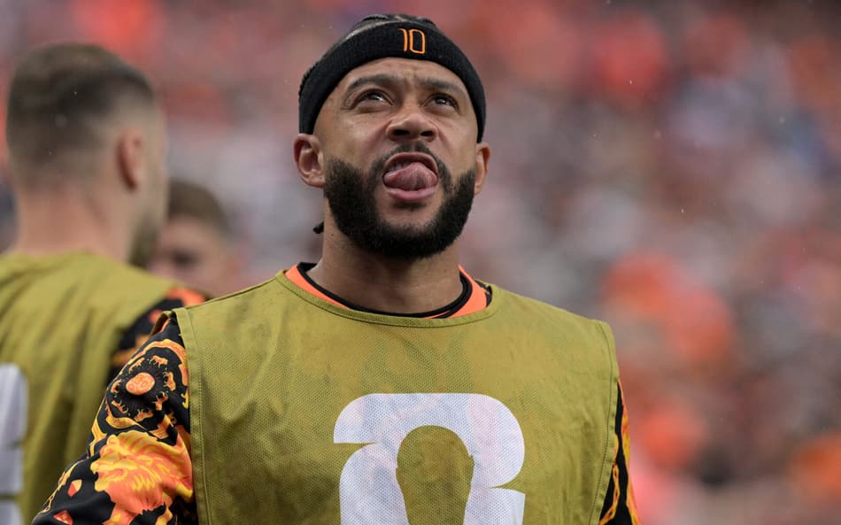 Memphis olhando para câmera em jogo da Holanda