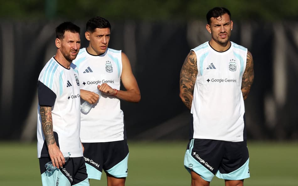 Messi (esquerda), Molina (centro) e Paredes (direita) em treino da Argentina