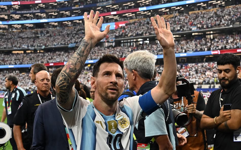 Messi acena para torcedores após vitória da Argentina sobre a Áustria na Copa do Mundo