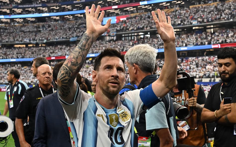 Messi acena para torcedores após vitória da Argentina sobre a Áustria na Copa do Mundo