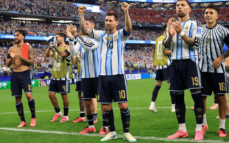 Messi saúda a torcida após mais uma vitória da Argentina na Copa