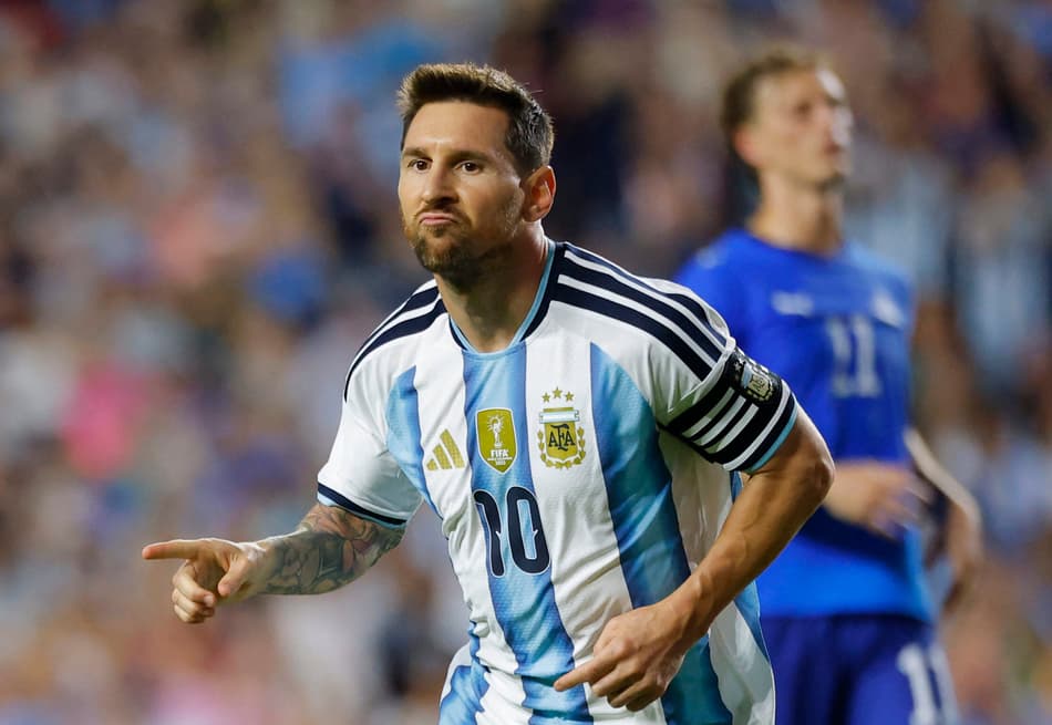 Messi celebra o gol de pênalti marcado na vitória da Argentina sobre a Islândia
