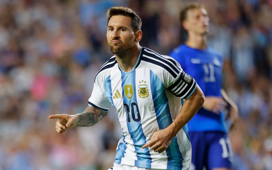 Messi celebra o gol de pênalti marcado na vitória da Argentina sobre a Islândia