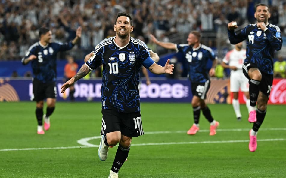 Messi comemora gol da Argentina sobre a Jordânia na Copa do Mundo