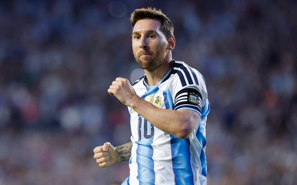 Messi comemora gol marcado pela Argentina em amistoso contra a Islândia