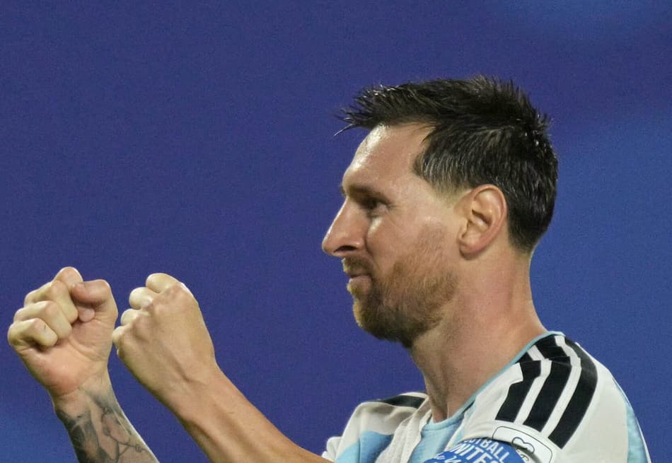 Messi comemora gol marcado pela Argentina sobre a Argélia, na estreia da Copa do Mundo