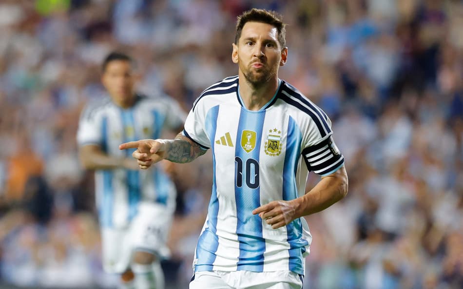 Messi celebra o gol de pênalti marcado na vitória da Argentina sobre a Islândia