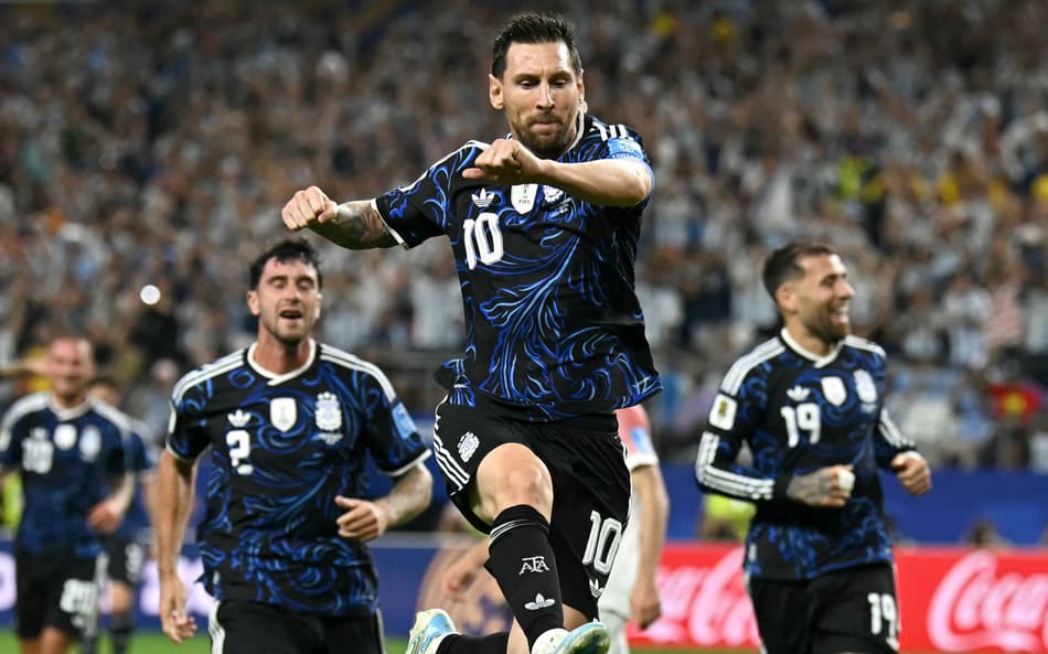Messi salta e comemora o terceiro gol da Argentina na vitória sobre a Jordânia