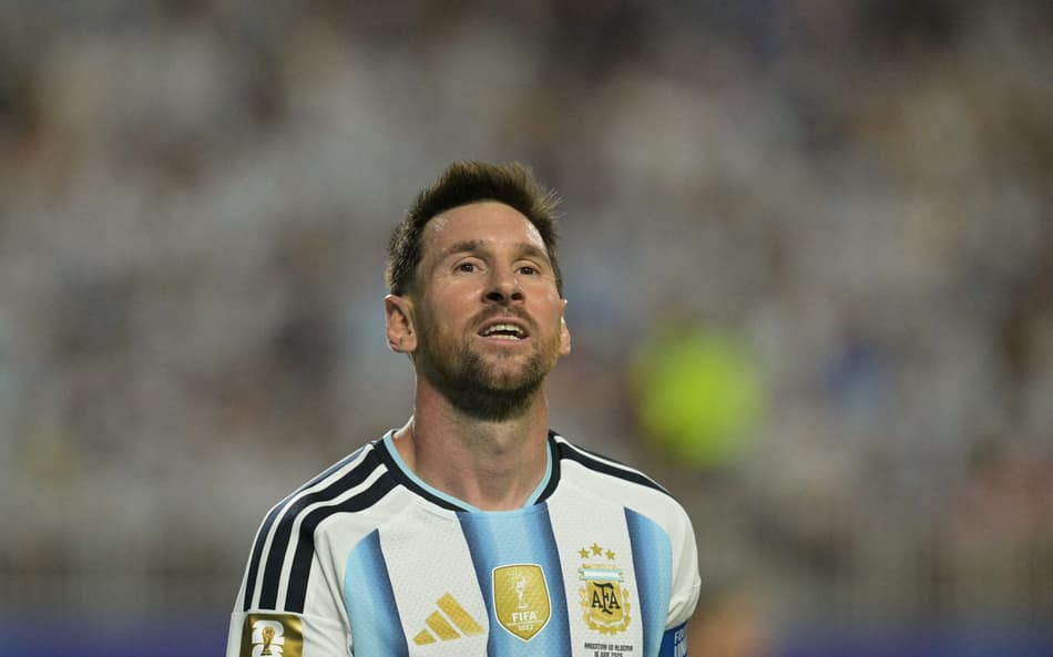'Brilhante', 'extraordinário' e 'histórico': jornais argentinos veneram atuação de Messi