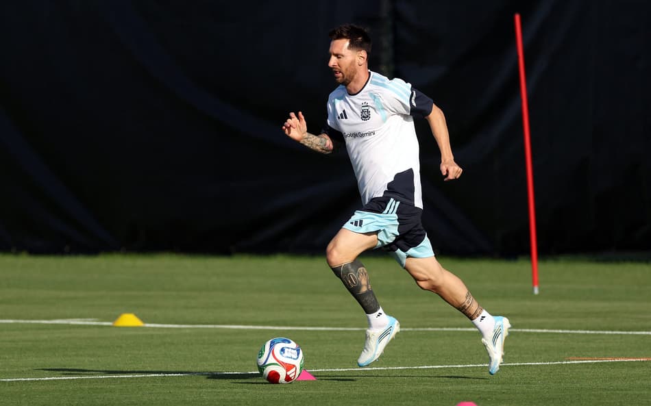 Messi em treino da Argentina, às vésperas da Copa do Mundo, nos Estados Unidos