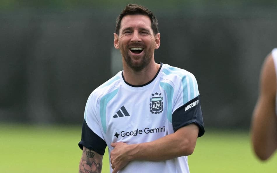 Messi sorri em clima descontraído durante treino da Argentina