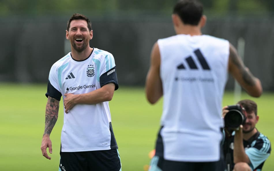 Messi sorri em clima descontraído durante treino da Argentina