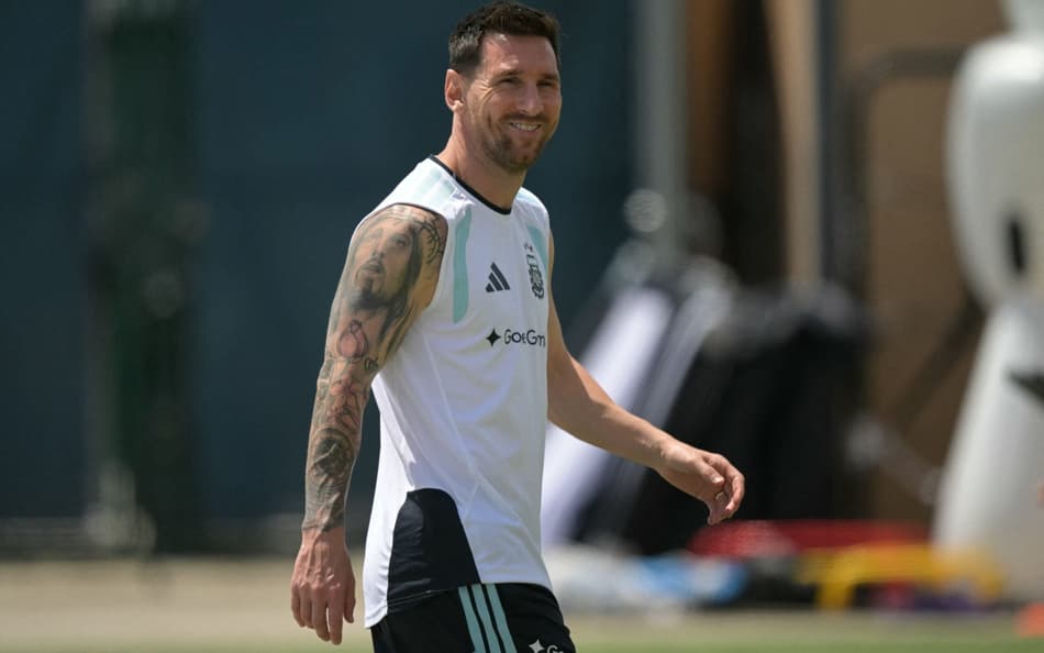 Messi sorri em treino da Argentina após vitória contra a Áustria na Copa do Mundo
