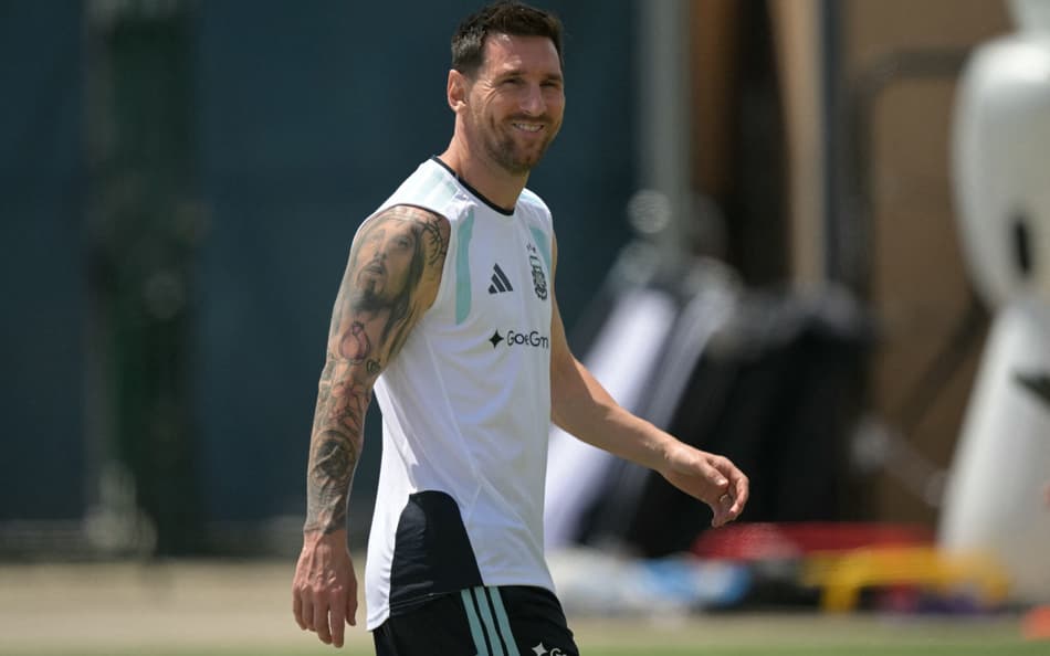 Messi sorri em treino da Argentina após vitória contra a Áustria na Copa do Mundo