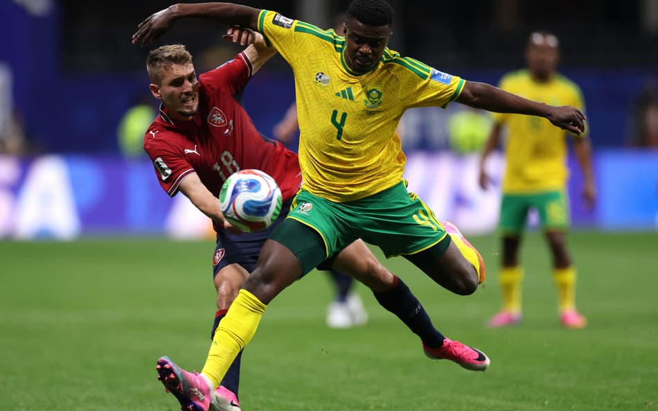 Mokoena e Sadilek disputam bola em República Tcheca x África do Sul, pela Copa do Mundo