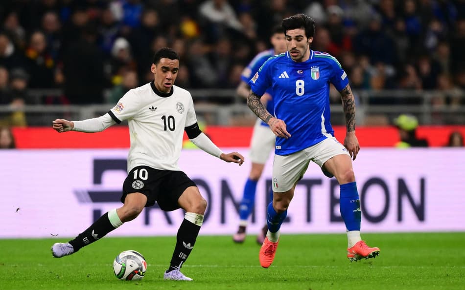 Musiala e Tonali disputam bola em duelo entre Alemanha e Itália, no San Siro