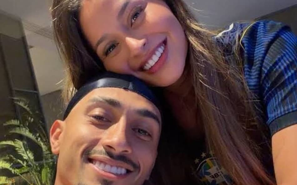Natália Belloli, esposa do Raphinha se pronunciou após declaração de Vampeta. (Foto: Reprodução)