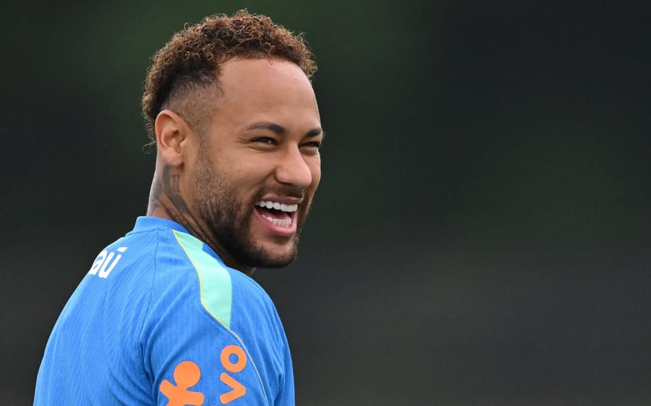 Neymar sorri em treino da Seleção Brasileira antes de partida contra a Escócia pela Copa do Mundo
