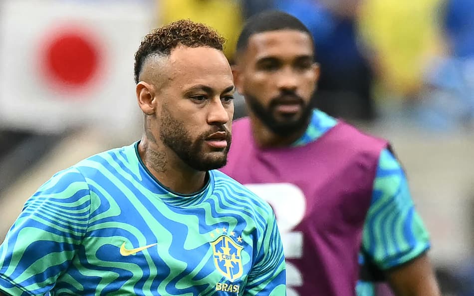Neymar com uniforme de treino da Seleção Brasileira durante aquecimento