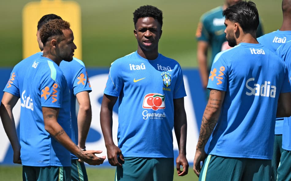 Neymar, Paquetá e Vini Jr. em treinamento da Seleção Brasileira antes de duelo contra a Escócia