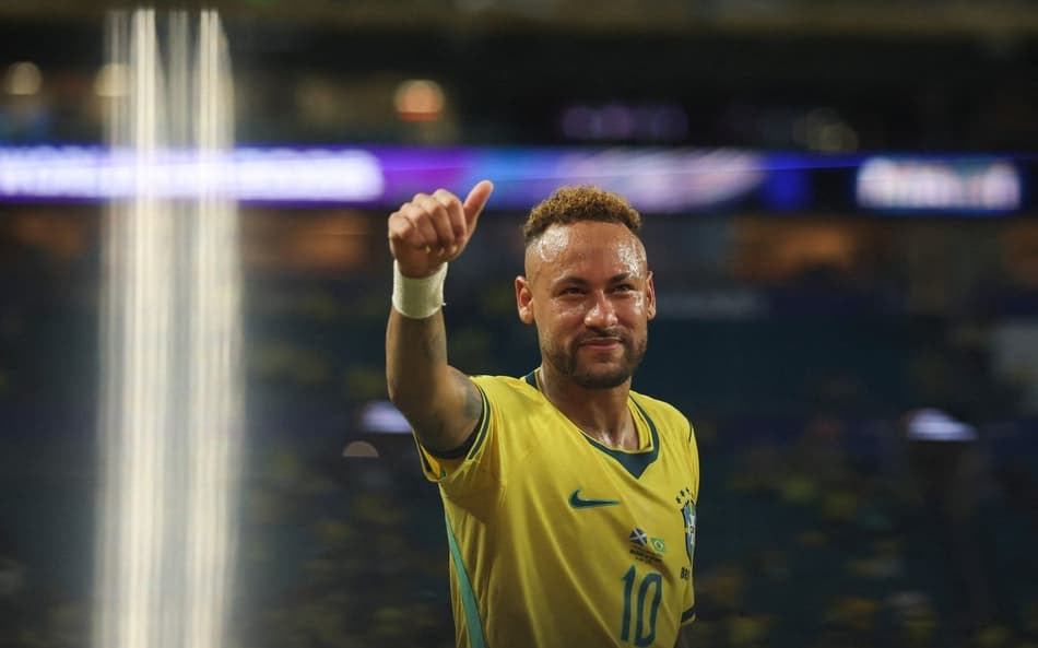 Neymar acena após vitória da Seleção sobre a Escócia na Copa do Mundo