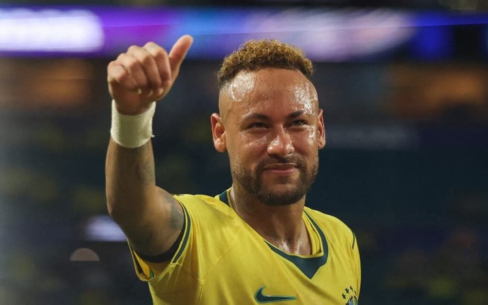 Neymar acena após vitória da Seleção sobre a Escócia na Copa do Mundo