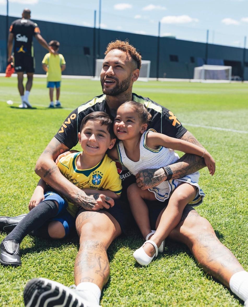 Neymar curte momentos com a família na concentração da Seleção Brasileira na Copa do Mundo.