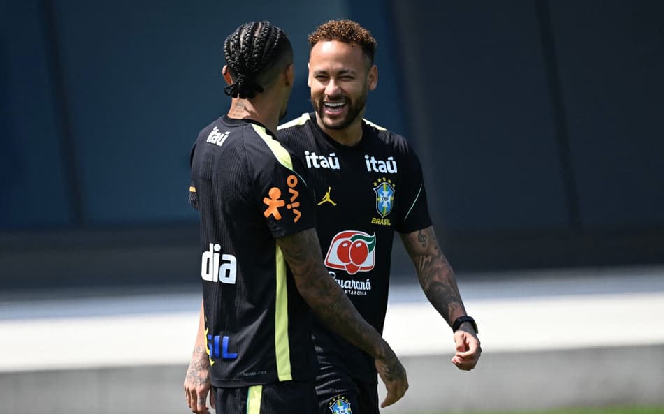 Neymar e Raphinha em treino da Seleção Brasileira