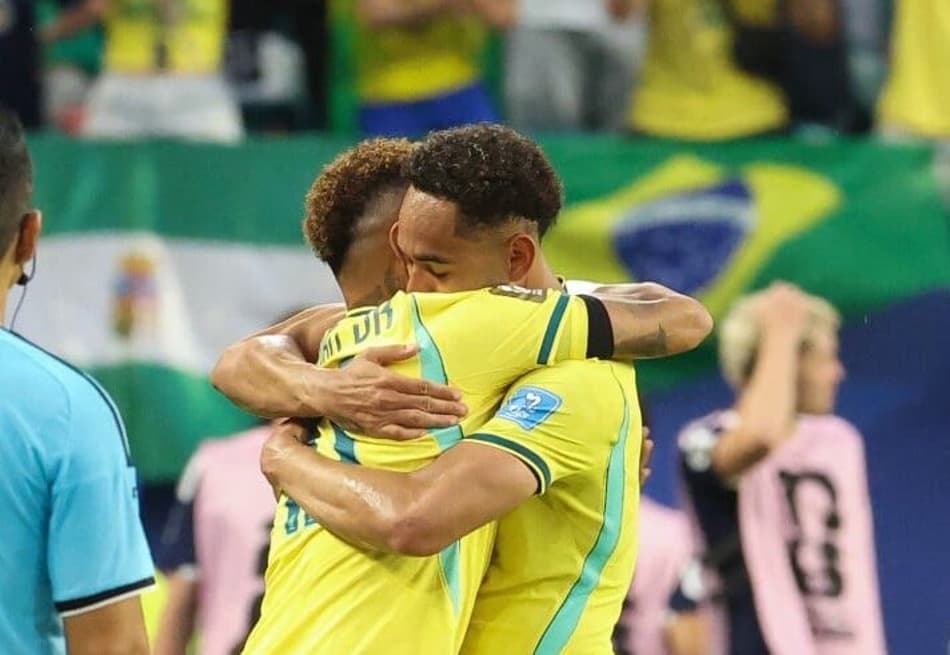 Neymar é abraçado por Matheus Cunha ao estrear na Copa