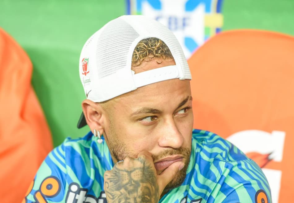 Neymar assiste a Brasil x Panamá do banco de reservas