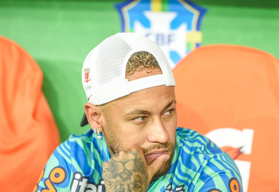 Neymar assiste a Brasil x Panamá do banco de reservas