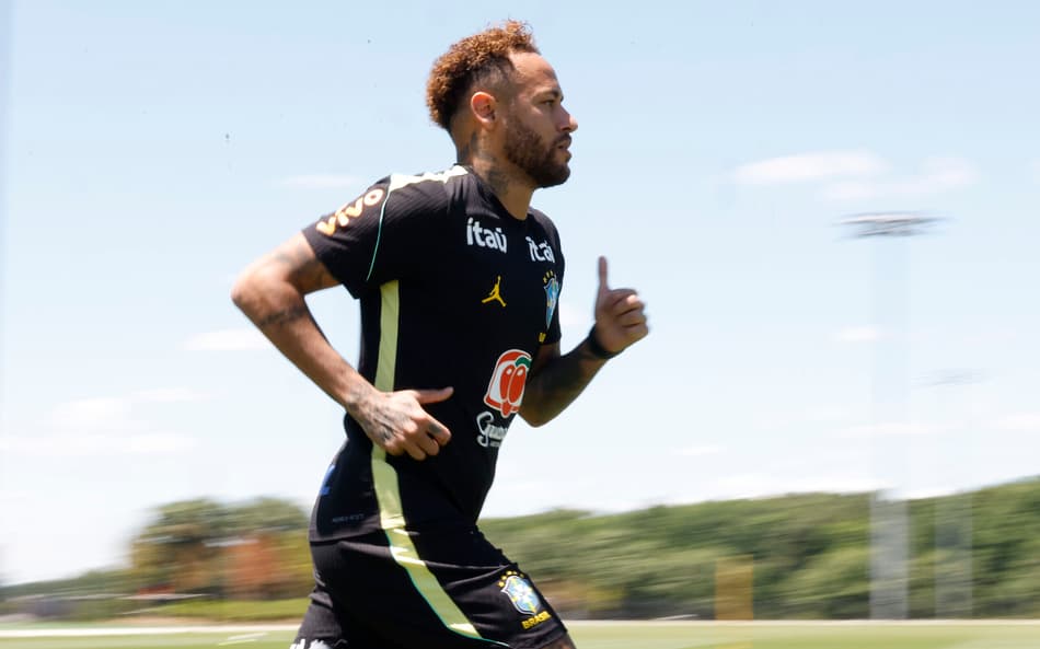 Neymar vai a campo e treina com a Seleção Brasileira