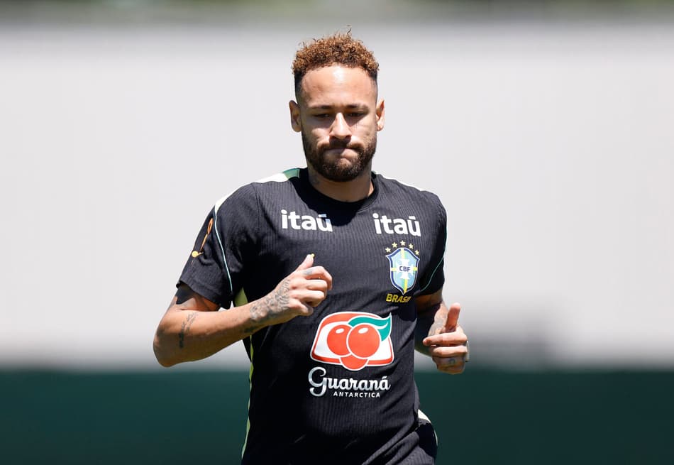 Neymar vai a campo e treina com a Seleção Brasileira
