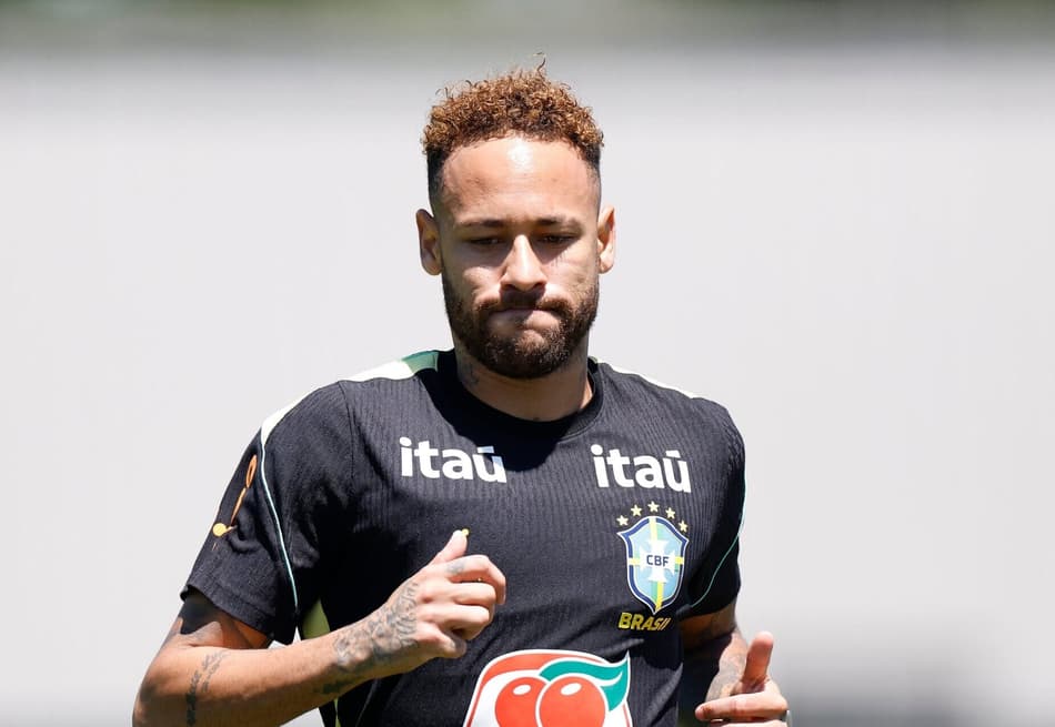 Neymar vai a campo e treina com a Seleção Brasileira