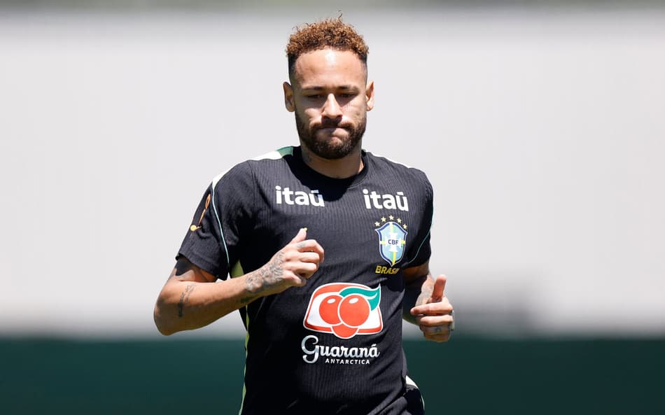 Neymar vai a campo e treina com a Seleção Brasileira